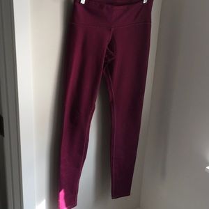 Alo legging in maroon type color